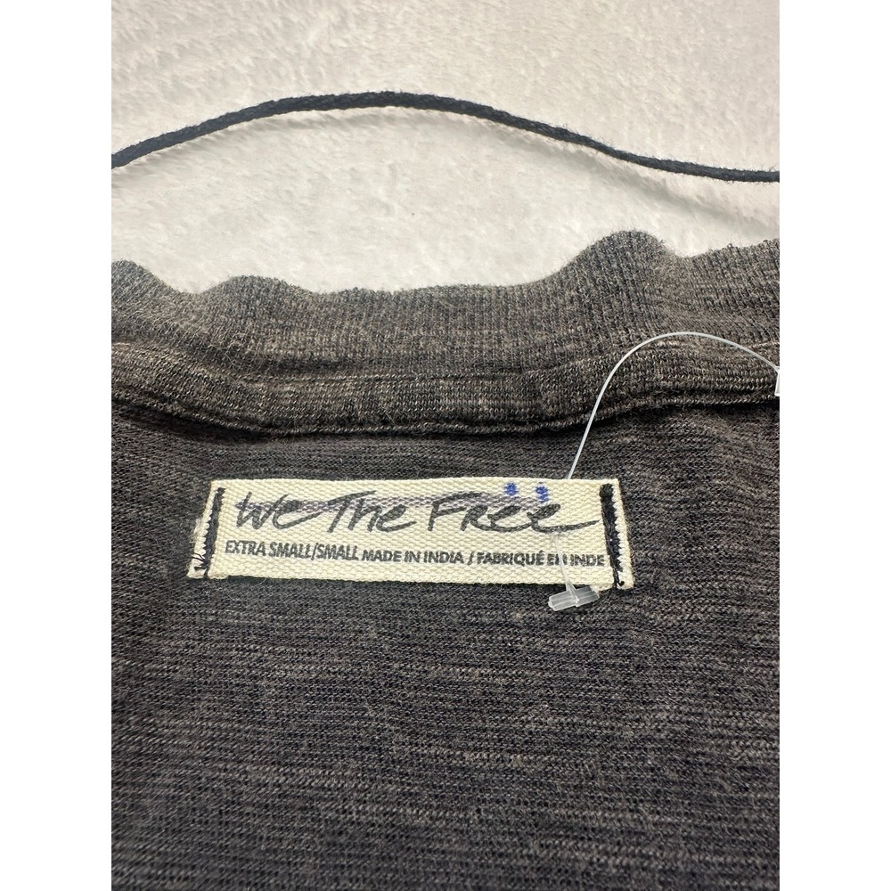 We The Free So Edgy Tee Graphic Tee XS/S Charcoal Rare Crochet Sleeve Boho - Picture 6 of 9